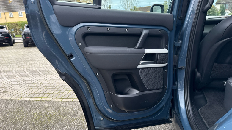 Land Rover Defender 3.0 D250 SE 110 5dr Auto Diesel Estate